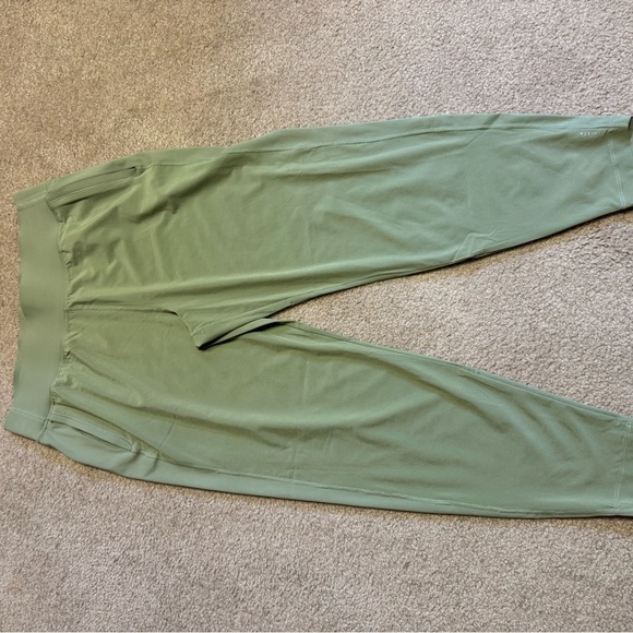 Athleta run with it safe Olive Green Women's Jogger Pants size large no flaws - Picture 4 of 5